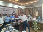 মানব কল্যাণে অবদান রাখায় বাংলাবন্ধু যাত্রী কল্যাণ সংস্থাকে সমাজসেবা অধিদপ্তরের চেক প্রদান